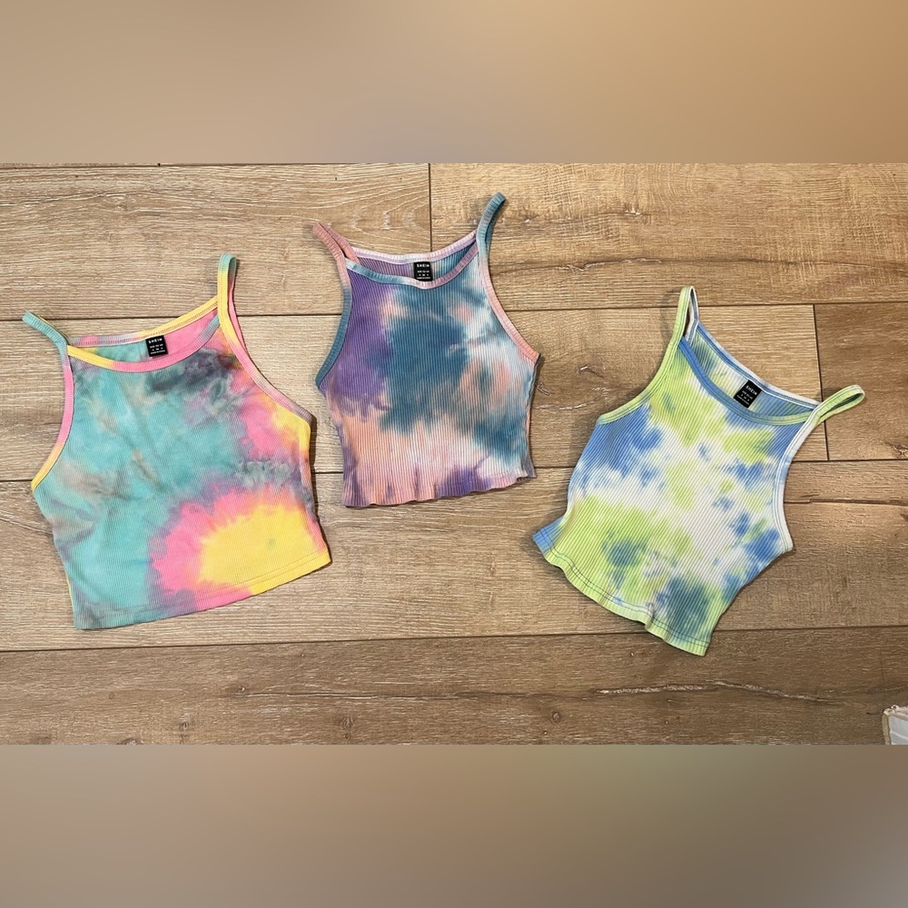 ⭐️3/$27⭐️ Bundle of 3 Women’s Crop Tops. Size small.